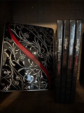 Twilight Saga Collector's Tin - Black with Red Accent